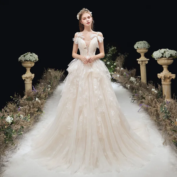 Chic / Belle Champagne La Mariée Robe De Mariée 2020 Princesse Transparentes Col v profond Noeud épaules Sans Manches Dos Nu Appliques En Dentelle Tribunal Train Volants