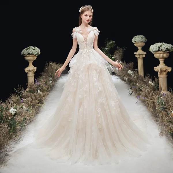 Chic / Belle Champagne La Mariée Robe De Mariée 2020 Princesse Transparentes Col v profond Noeud épaules Sans Manches Dos Nu Appliques En Dentelle Tribunal Train Volants