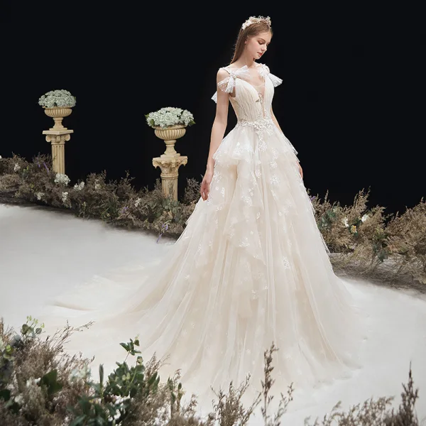 Chic / Belle Champagne La Mariée Robe De Mariée 2020 Princesse Transparentes Col v profond Noeud épaules Sans Manches Dos Nu Appliques En Dentelle Tribunal Train Volants