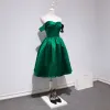 Sencillos Verde Oscuro Vestidos de fiesta 2018 A-Line / Princess Fuera Del Hombro Manga Corta Por La Rodilla Ruffle Sin Espalda Vestidos Formales