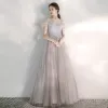 Eleganckie Liliowy Sukienki Wieczorowe 2020 Princessa Przy Ramieniu Kótkie Rękawy Aplikacje Z Koronki Frezowanie Długie Wzburzyć Bez Pleców Sukienki Wizytowe