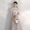 Eleganckie Liliowy Sukienki Wieczorowe 2020 Princessa Przy Ramieniu Kótkie Rękawy Aplikacje Z Koronki Frezowanie Długie Wzburzyć Bez Pleców Sukienki Wizytowe
