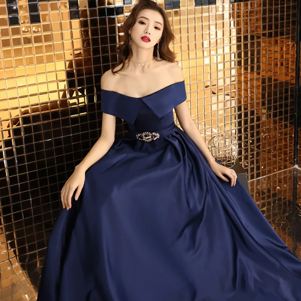 Chic / Belle Bleu Marine Satin Robe De Soirée 2019 Princesse De l'épaule Manches Courtes Faux Diamant Ceinture Longue Volants Dos Nu Robe De Ceremonie
