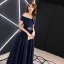 Chic / Belle Bleu Marine Satin Robe De Soirée 2019 Princesse De l'épaule Manches Courtes Faux Diamant Ceinture Longue Volants Dos Nu Robe De Ceremonie
