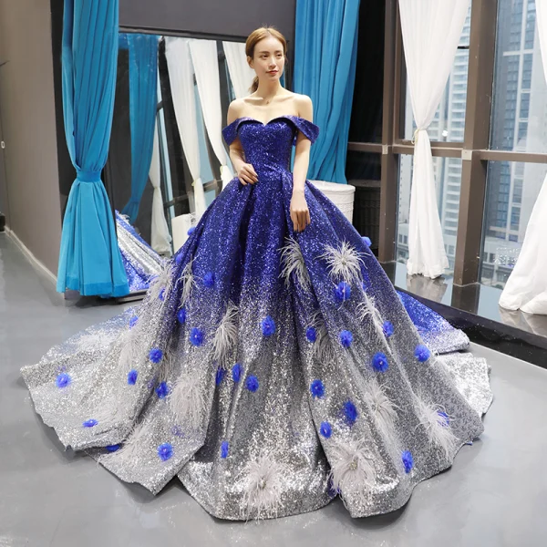 Scintillantes Bleu Roi Dégradé De Couleur Argenté Paillettes Tapis rouge Robe De Soirée 2023 Princesse De l'épaule Manches Courtes Appliques Fleur Perlage Plumes Chapel Train