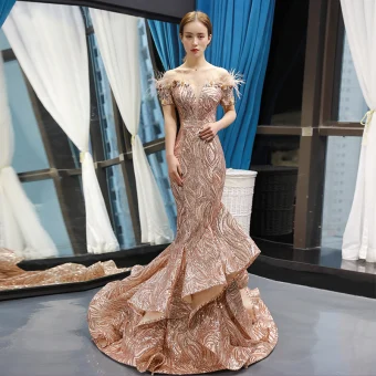 Scintillantes Doré Paillettes Tapis Rouge Robe De Soirée 2023 Trompette Sirène De L Épaule Manches Courtes Appliques Fleur Perlage Plumes Tribunal Train Dos Nu