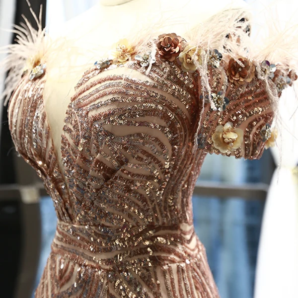 Scintillantes Doré Paillettes Tapis rouge Robe De Soirée 2023 Trompette / Sirène De l'épaule Manches Courtes Appliques Fleur Perlage Plumes Tribunal Train Dos Nu