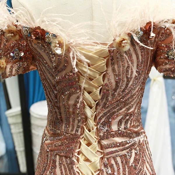 Scintillantes Doré Paillettes Tapis rouge Robe De Soirée 2023 Trompette / Sirène De l'épaule Manches Courtes Appliques Fleur Perlage Plumes Tribunal Train Dos Nu