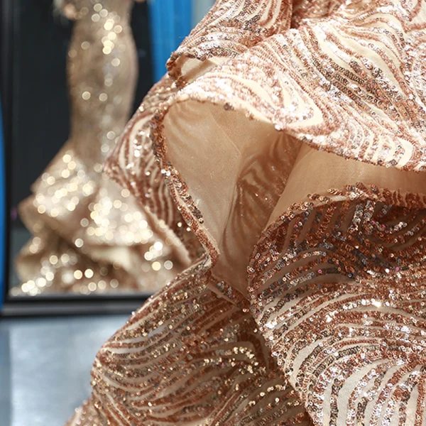 Scintillantes Doré Paillettes Tapis rouge Robe De Soirée 2023 Trompette / Sirène De l'épaule Manches Courtes Appliques Fleur Perlage Plumes Tribunal Train Dos Nu