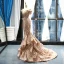 Scintillantes Doré Paillettes Tapis rouge Robe De Soirée 2023 Trompette / Sirène De l'épaule Manches Courtes Appliques Fleur Perlage Plumes Tribunal Train Dos Nu
