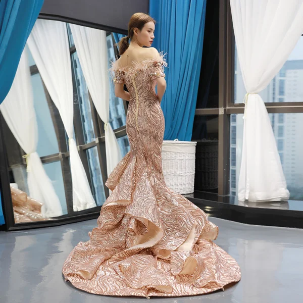 Scintillantes Doré Paillettes Tapis rouge Robe De Soirée 2023 Trompette / Sirène De l'épaule Manches Courtes Appliques Fleur Perlage Plumes Tribunal Train Dos Nu
