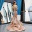 Scintillantes Doré Paillettes Tapis rouge Robe De Soirée 2023 Trompette / Sirène De l'épaule Manches Courtes Appliques Fleur Perlage Plumes Tribunal Train Dos Nu