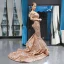 Scintillantes Doré Paillettes Tapis rouge Robe De Soirée 2023 Trompette / Sirène De l'épaule Manches Courtes Appliques Fleur Perlage Plumes Tribunal Train Dos Nu