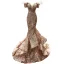 Scintillantes Doré Paillettes Tapis rouge Robe De Soirée 2023 Trompette / Sirène De l'épaule Manches Courtes Appliques Fleur Perlage Plumes Tribunal Train Dos Nu
