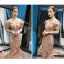 Scintillantes Doré Paillettes Tapis rouge Robe De Soirée 2023 Trompette / Sirène De l'épaule Manches Courtes Appliques Fleur Perlage Plumes Tribunal Train Dos Nu