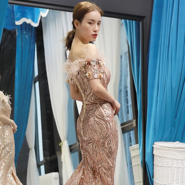 Scintillantes Doré Paillettes Tapis rouge Robe De Soirée 2023 Trompette / Sirène De l'épaule Manches Courtes Appliques Fleur Perlage Plumes Tribunal Train Dos Nu
