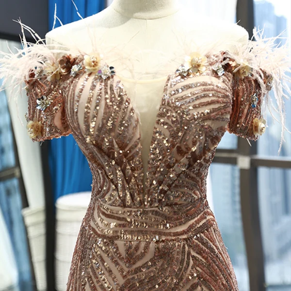 Scintillantes Doré Paillettes Tapis rouge Robe De Soirée 2023 Trompette / Sirène De l'épaule Manches Courtes Appliques Fleur Perlage Plumes Tribunal Train Dos Nu