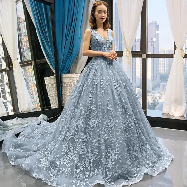 Haut de Gamme Gris Bleu Ciel Robe De Soirée 2023 Princesse Transparentes Col v profond Sans Manches Appliques En Dentelle Perlage Tribunal Train Volants Dos Nu