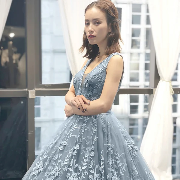 Haut de Gamme Gris Bleu Ciel Robe De Soirée 2023 Princesse Transparentes Col v profond Sans Manches Appliques En Dentelle Perlage Tribunal Train Volants Dos Nu