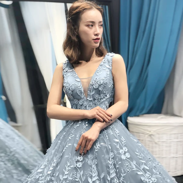 Haut de Gamme Gris Bleu Ciel Robe De Soirée 2023 Princesse Transparentes Col v profond Sans Manches Appliques En Dentelle Perlage Tribunal Train Volants Dos Nu