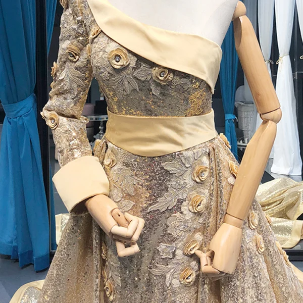 Glitzernden Gold Pailletten Roter Teppich Abendkleider 2023 A Linie One-Shoulder Lange Ärmel Stoffgürtel Applikationen Blumen Perlenstickerei Kapelle-Schleppe Rüschen Rückenfreies