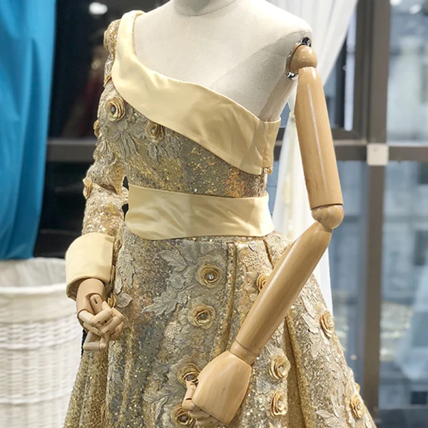 Glitzernden Gold Pailletten Roter Teppich Abendkleider 2023 A Linie One-Shoulder Lange Ärmel Stoffgürtel Applikationen Blumen Perlenstickerei Kapelle-Schleppe Rüschen Rückenfreies