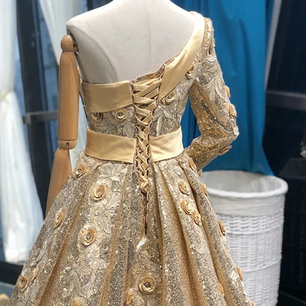 Glitzernden Gold Pailletten Roter Teppich Abendkleider 2023 A Linie One-Shoulder Lange Ärmel Stoffgürtel Applikationen Blumen Perlenstickerei Kapelle-Schleppe Rüschen Rückenfreies