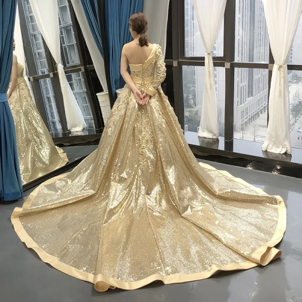 Glitzernden Gold Pailletten Roter Teppich Abendkleider 2023 A Linie One-Shoulder Lange Ärmel Stoffgürtel Applikationen Blumen Perlenstickerei Kapelle-Schleppe Rüschen Rückenfreies