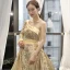 Glitzernden Gold Pailletten Roter Teppich Abendkleider 2023 A Linie One-Shoulder Lange Ärmel Stoffgürtel Applikationen Blumen Perlenstickerei Kapelle-Schleppe Rüschen Rückenfreies