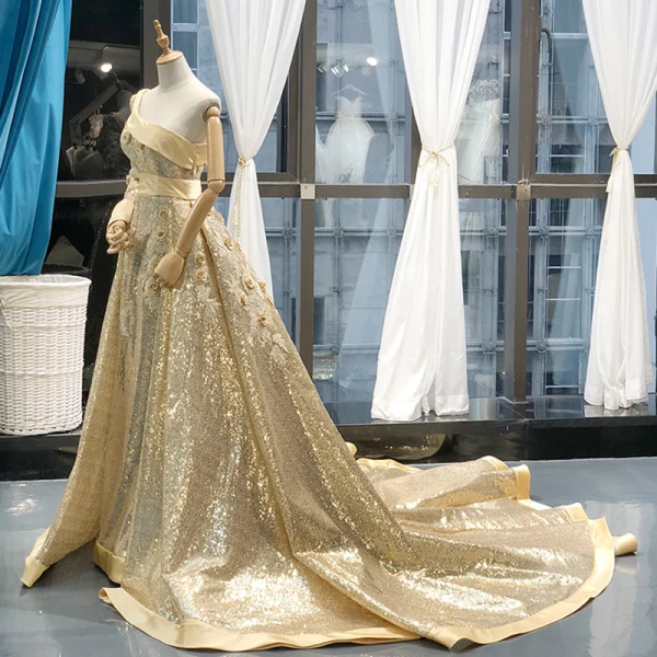 Glitzernden Gold Pailletten Roter Teppich Abendkleider 2023 A Linie One-Shoulder Lange Ärmel Stoffgürtel Applikationen Blumen Perlenstickerei Kapelle-Schleppe Rüschen Rückenfreies