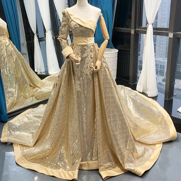 Glitzernden Gold Pailletten Roter Teppich Abendkleider 2023 A Linie One-Shoulder Lange Ärmel Stoffgürtel Applikationen Blumen Perlenstickerei Kapelle-Schleppe Rüschen Rückenfreies