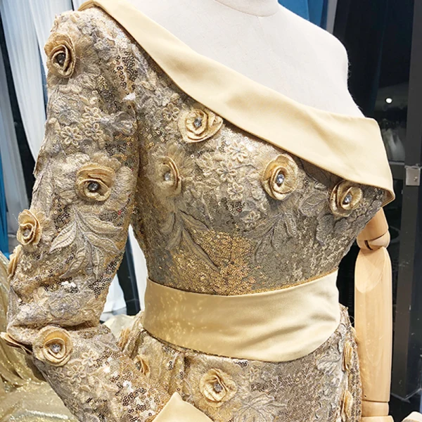 Glitzernden Gold Pailletten Roter Teppich Abendkleider 2023 A Linie One-Shoulder Lange Ärmel Stoffgürtel Applikationen Blumen Perlenstickerei Kapelle-Schleppe Rüschen Rückenfreies