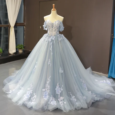 Blumenfee Himmelblau Abendkleider 2023 Ballkleid Off Shoulder Kurze Ärmel Applikationen Spitze Blumen Perlenstickerei Kapelle-Schleppe Rüschen Rückenfreies Festliche Kleider