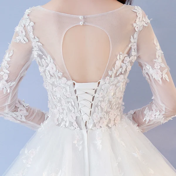 Abordable Blanche Percé Robe De Mariée 2017 Robe Boule Encolure Dégagée Manches Longues Dos Nu Appliques En Dentelle Longue