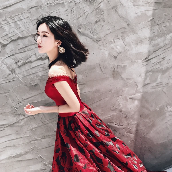 Luxury / Gorgeous Burgundy Prom Dresses 2018 A-Line / Princess See-through Scoop Neck Cap Sleeves Rhinestone Printing Flower Satin Sweep Train Ruffle Backless Formal Dresses