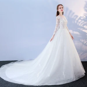 Abordable Blanche Percé Robe De Mariée 2017 Robe Boule Encolure Dégagée Manches Longues Dos Nu Appliques En Dentelle Chapel Train