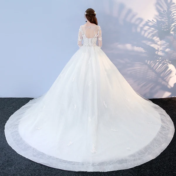 Abordable Blanche Percé Robe De Mariée 2017 Robe Boule Encolure Dégagée Manches Longues Dos Nu Appliques En Dentelle Chapel Train