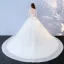 Abordable Blanche Percé Robe De Mariée 2017 Robe Boule Encolure Dégagée Manches Longues Dos Nu Appliques En Dentelle Chapel Train