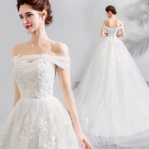 Abordable Blanche Robe De Mariée 2019 Princesse De L Épaule Manches Courtes Dos Nu Appliques En Dentelle Bretelles Croisées Chapel Train Volants