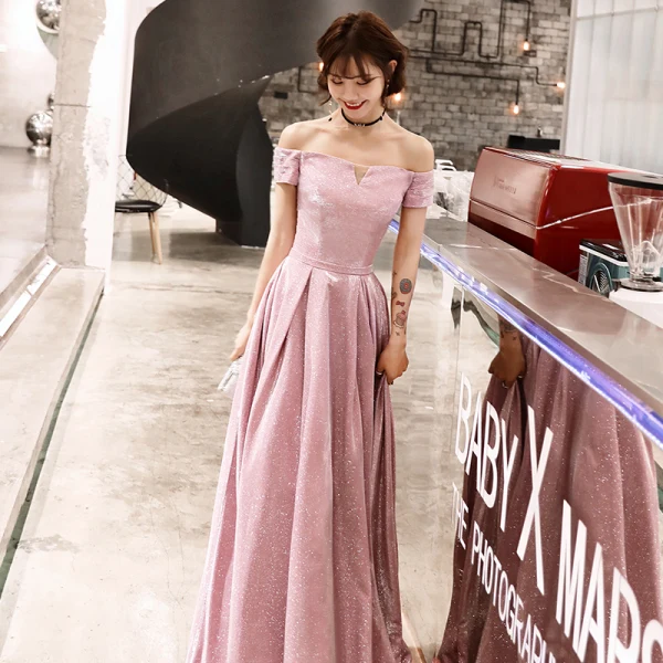 Bling Bling Pink Abendkleider 2019 A Linie Off Shoulder Kurze Ärmel Stoffgürtel Glanz Polyester Lange Rüschen Rückenfreies Festliche Kleider
