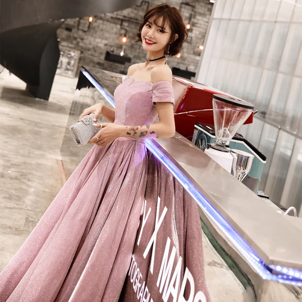 Bling Bling Pink Abendkleider 2019 A Linie Off Shoulder Kurze Ärmel Stoffgürtel Glanz Polyester Lange Rüschen Rückenfreies Festliche Kleider