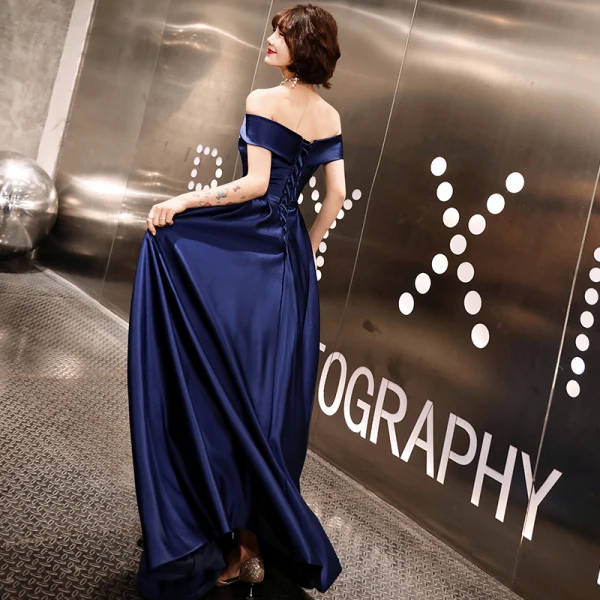 Élégant Bleu Marine Satin Robe De Soirée 2019 Princesse De l'épaule Manches Courtes Ceinture Longue Volants Dos Nu Robe De Ceremonie