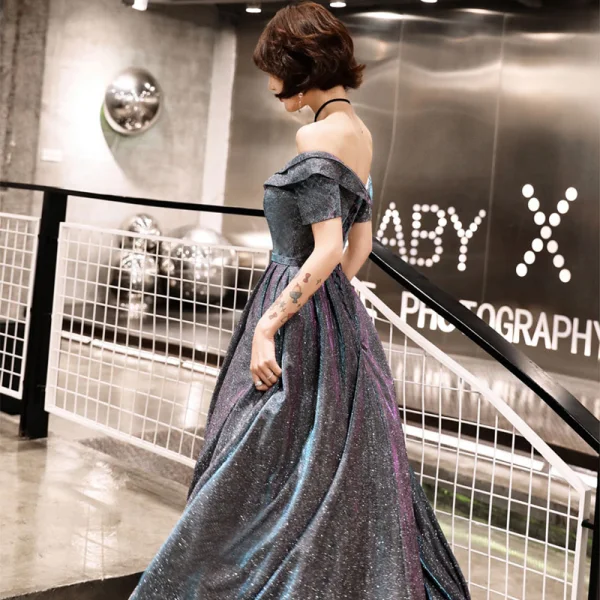 Bling Bling Grau Abendkleider 2019 A Linie Off Shoulder Kurze Ärmel Glanz Polyester Stoffgürtel Lange Rüschen Rückenfreies Festliche Kleider