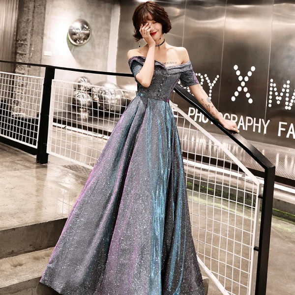 Bling Bling Grau Abendkleider 2019 A Linie Off Shoulder Kurze Ärmel Glanz Polyester Stoffgürtel Lange Rüschen Rückenfreies Festliche Kleider
