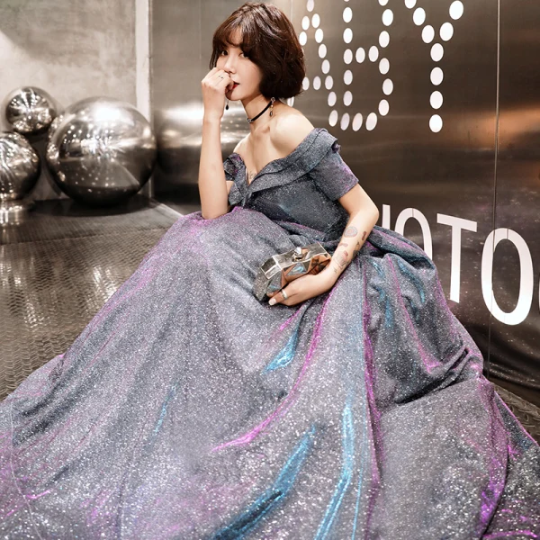 Bling Bling Grau Abendkleider 2019 A Linie Off Shoulder Kurze Ärmel Glanz Polyester Stoffgürtel Lange Rüschen Rückenfreies Festliche Kleider