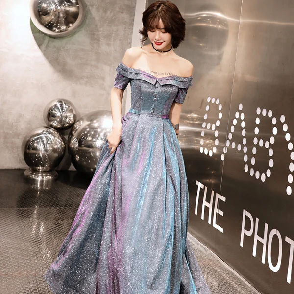 Bling Bling Grau Abendkleider 2019 A Linie Off Shoulder Kurze Ärmel Glanz Polyester Stoffgürtel Lange Rüschen Rückenfreies Festliche Kleider