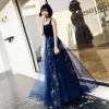 Chic / Belle Bleu Marine Robe De Soirée 2019 Princesse épaules Sans Manches Ceinture Glitter Étoile Longue Volants Dos Nu Robe De Ceremonie