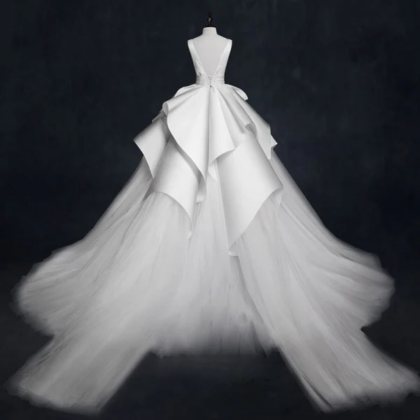 Vintage Ivory / Creme Brautkleider / Hochzeitskleider 2018 Ballkleid Durchsichtige V-Ausschnitt Ärmellos Rückenfreies Kathedrale Schleppe Rüschen