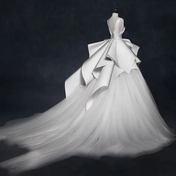 Vintage Ivory / Creme Brautkleider / Hochzeitskleider 2018 Ballkleid Durchsichtige V-Ausschnitt Ärmellos Rückenfreies Kathedrale Schleppe Rüschen