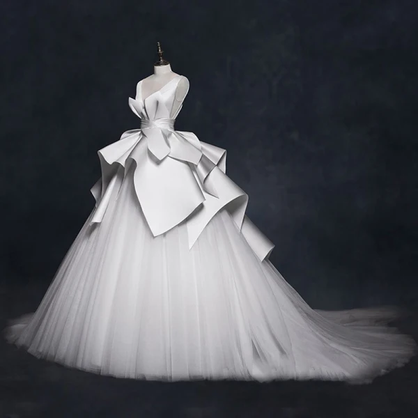 Vintage Ivory / Creme Brautkleider / Hochzeitskleider 2018 Ballkleid Durchsichtige V-Ausschnitt Ärmellos Rückenfreies Kathedrale Schleppe Rüschen